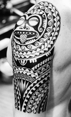  Tatouage maori, polynésien sur l'épaule et le haut du bras avec le tiki